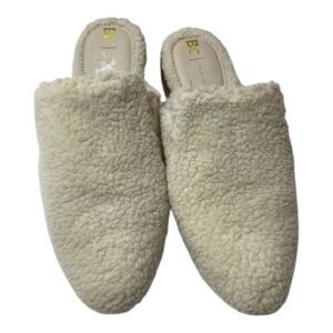 BC Women's Cream Fuzzy Slippers Size 9.5‎